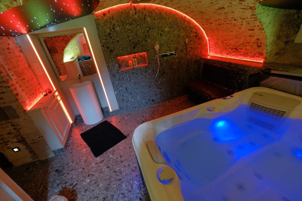 Secret Jacuzzi Mons - Parking Prive Gratuit Bed & Breakfast ภายนอก รูปภาพ