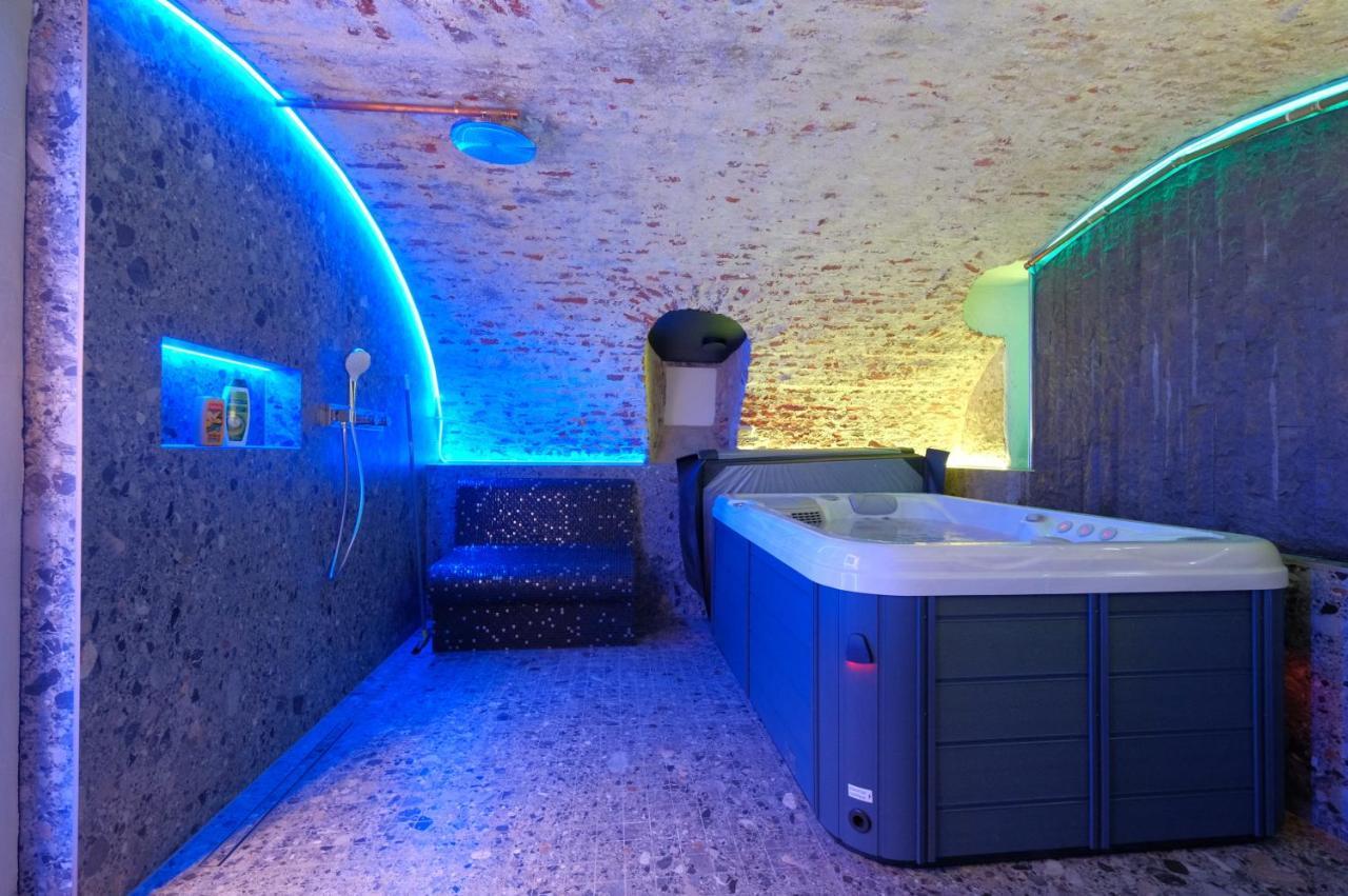 Secret Jacuzzi Mons - Parking Prive Gratuit Bed & Breakfast ภายนอก รูปภาพ